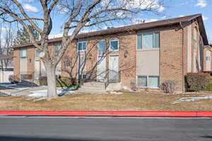 View of front of property featuring a front lawn