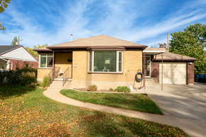 View of front of house featuring a front yard.