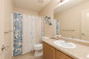 Hallway bathroom for guests and/or 2nd bedroom