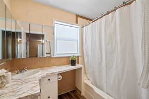 Upstairs Apartment: Full Bathroom