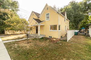 View of front facade featuring a front yard