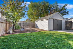 View of yard featuring a shed