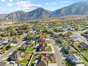 Birds eye view of property featuring a mountain view