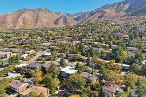 Birds eye view of property featuring a mountain view