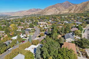 Bird's eye view with a mountain view