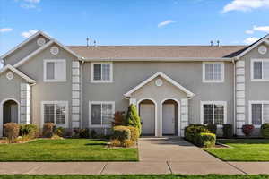 View of front of house featuring a front yard