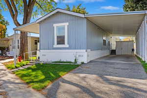 Manufactured / mobile home with a carport