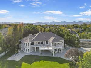 Birds eye view of property featuring a mountain view