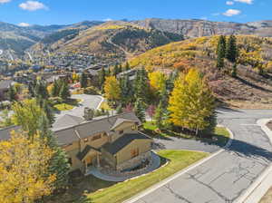 Birds eye view of property featuring a mountain view