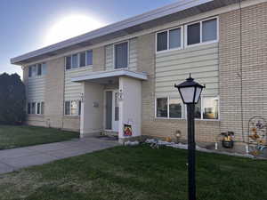 View of front facade with a front lawn