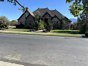 View of front facade featuring a front yard