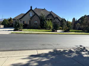 View of front facade featuring a front yard