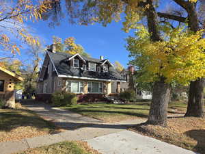 View of front facade featuring a front yard