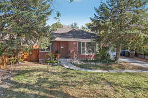 View of front of home featuring a front yard