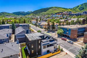 Aerial view with a mountain view