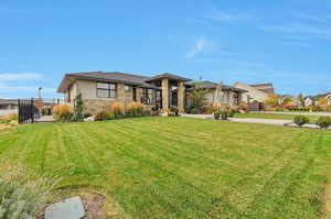 View of front facade featuring a front lawn