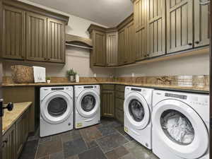 Clothes washing area with cabinets, independent washer and dryer, a textured ceiling, and sink