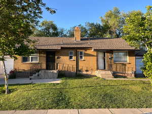 Ranch-style house with a front yard