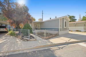 Manufactured / mobile home with a carport