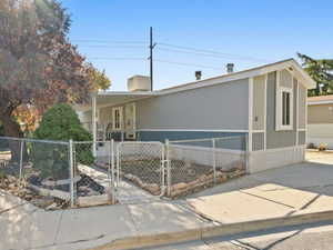 Manufactured / mobile home with a carport