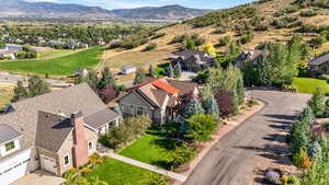 Birds eye view of property featuring a mountain view