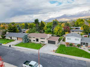 Birds eye view of property featuring a mountain view