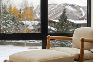 Room details featuring a mountain view