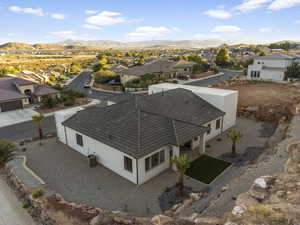 Aerial view with a mountain view