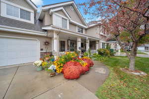 Craftsman inspired home featuring a front lawn and a porch