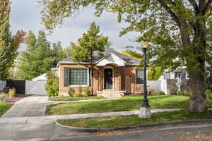 View of front facade featuring a front lawn