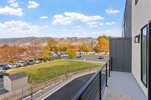 Balcony featuring a mountain view