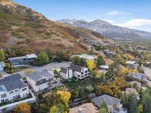 Aerial view with a mountain view