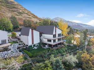 Bird's eye view with a mountain view