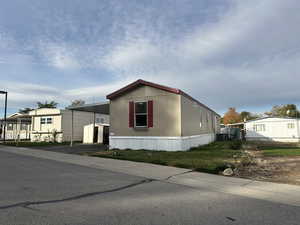 Manufactured / mobile home featuring a carport