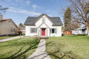 Bungalow with a front yard