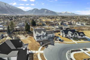 Birds eye view of property featuring mountain views