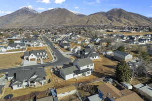 Birds eye view of property featuring mountain views