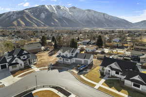 Birds eye view of property featuring mountain views