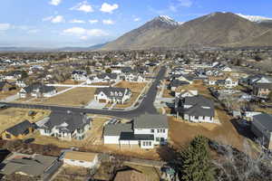 Birds eye view of property featuring mountain views