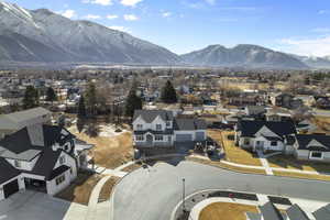 Birds eye view of property featuring mountain views