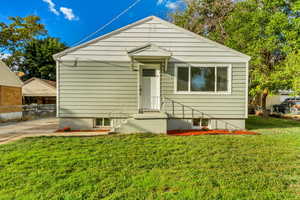 Bungalow with a front yard