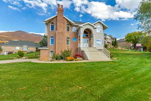 View of front of property featuring a front yard and a mountain view