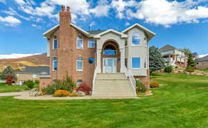 View of front of home featuring a front yard