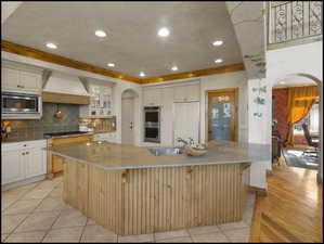 Kitchen with large island