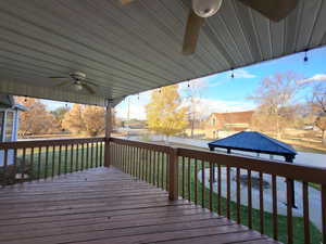 Deck featuring ceiling fan