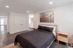 Bedroom with a closet and ensuite bathroom