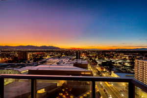 City view featuring a mountain view