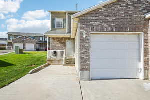 Front facade with a garage and a front yard