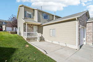 View of front of home featuring a front lawn, a garage