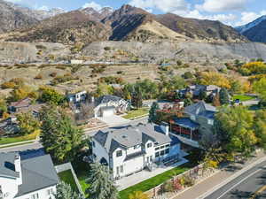 Aerial view with a mountain view